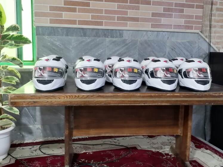  تقدیر از موتورسواران قانونمند با اهدای کلاه ایمنی رایگان در روستای حسین آباد دفتری ورامین