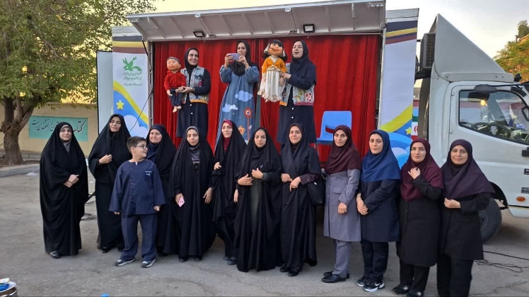همزمان با هفته ملی کودک؛ تماشاخانه سیار کانون در روستای ولیآباد شهرستان قرچک به روی صحنه رفت