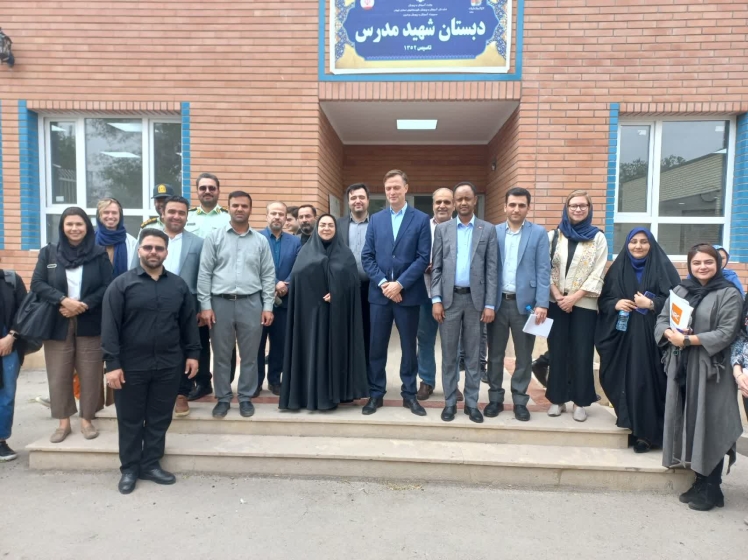 حضور کاردار هلیند در بخش مرکزی ورامین / استقبال بخشدار از ون لون در مدرسه شهید مدرس حسین آباد دفتر