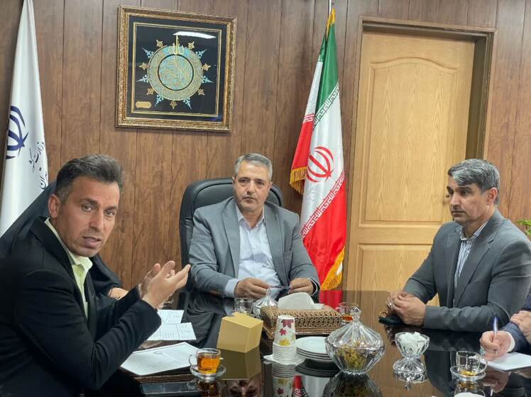بررسی مسائل و مشکلات چند واحد تولیدی در روستای قشلاق جیتو توسط فرماندار شهرستان قرچک