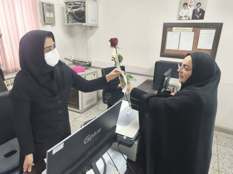 تجلیل از خادمان هویت / بازدید بخشدار مرکزی ورامین از اداره ثبت احوال در روز ملی ثبت احوال