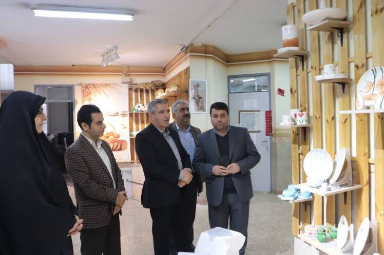 حمایت فرماندار قرچک از هنرجویان هنرستان کمال در مسیر مهارت‌آموزی و کارآفرینی