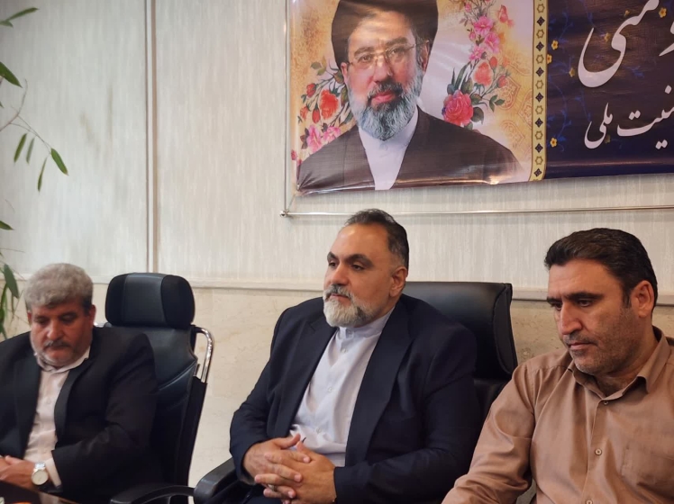 تقدیر فرماندار پاکدشت از معلمان شهر فرون‌آباد به مناسبت هفته بزرگداشت مقام معلم