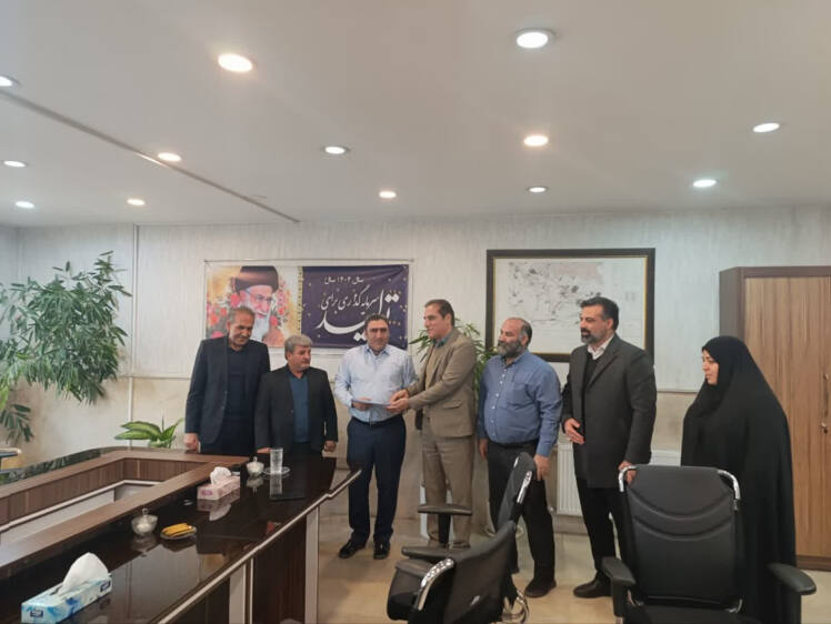 تقدیر مدیریت شبکه بهداشت و درمان شهرستان پاکدشت از شهردار فرون آباد