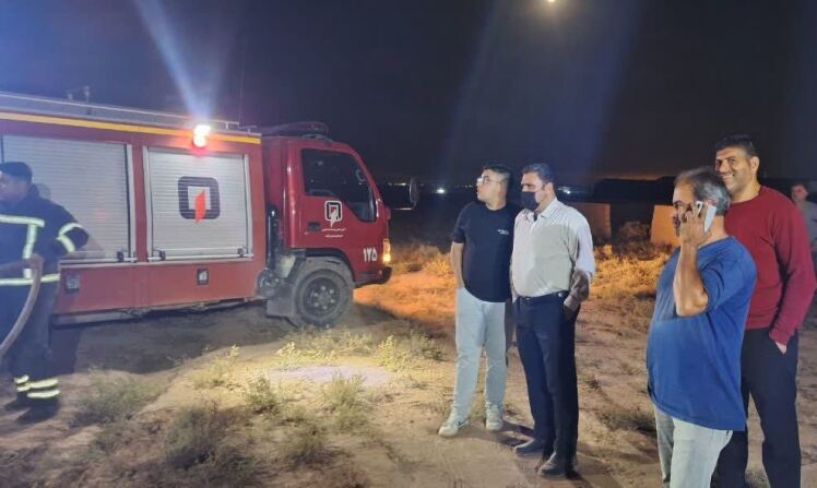 اطفای حریق یک کارگاه نجاری توسط آتش نشانان شهر فرون آباد