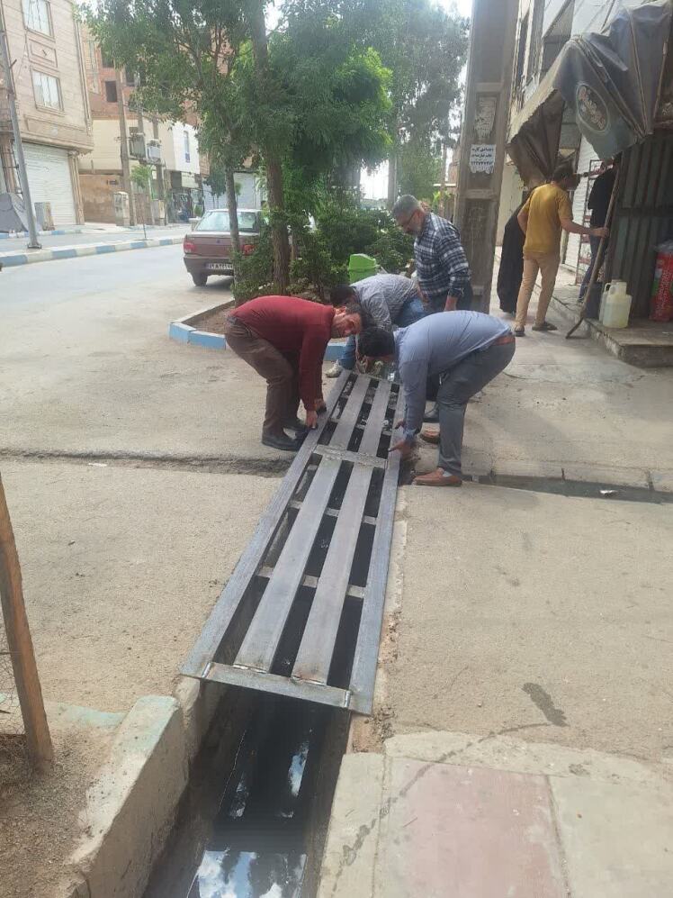 به منظور بهبود عبور و مرور و سهولت در امر تردد شهروندان، تهیه و ساخت پل های فلزی و نصب در معابر شهر فرون آباد ادامه دارد