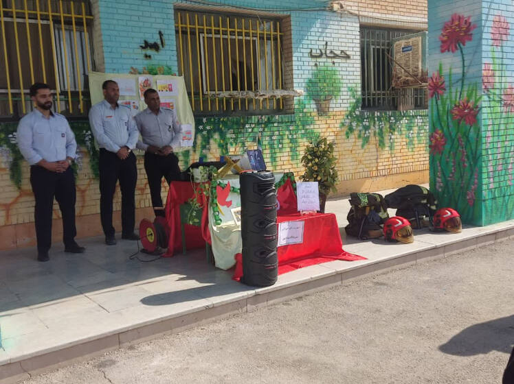 برگزاری دوره آموزشی اطفای حریق در مدارس شهر فرون آباد