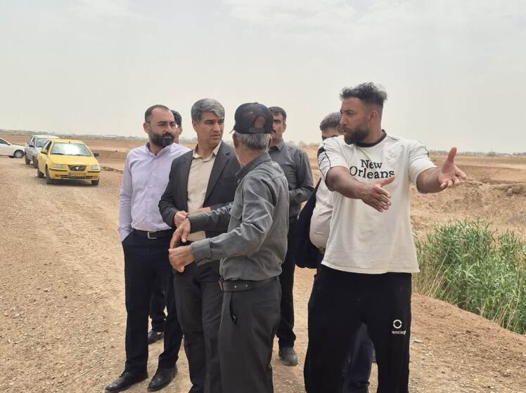 عزم جدی مدیریت بخش مرکزی برای حل چالش آب در رحمت‌آباد / بازدید میدانی بخشدار از اراضی کشاورزی منطقه ‌