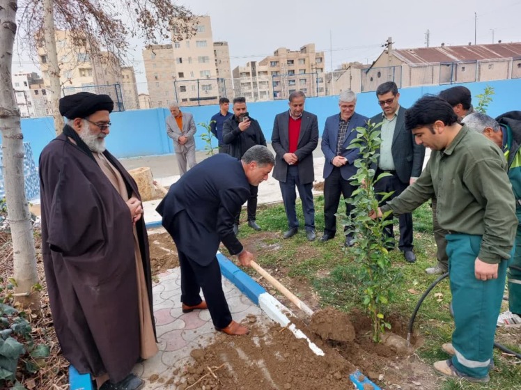 همزمان با روز درخت کاری وآغاز هفته منابع طبیعی ، مراسم قرس نهال  وکاشت درخت  در پارک خانواده ودیگر نقاط مختلف شهر ورامین 