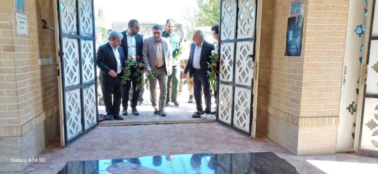 همزمان با چهارمین روز از هفته گرامیداشت دفاع مقدس مسئولان شهر فرون آباد به مقام شامخ شهدا ادای احترام کردند