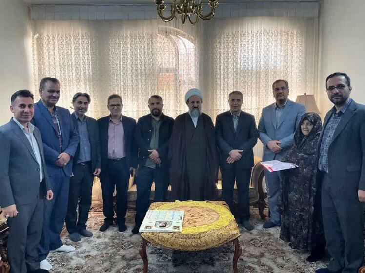دیدار نوروزی فرماندار و سایر مسئولان شهرستان قرچک با خانواده شهید موسی سفیدیان 