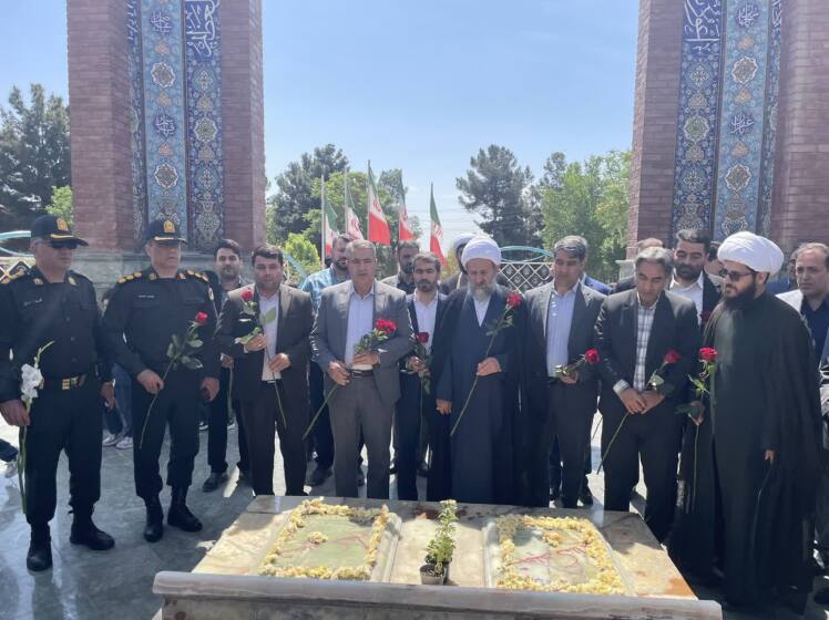 آئین گلباران و عطر افشانی مزار شهدای گمنام قرچک به مناسبت هفته معلم