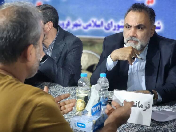فرماندار پاکدشت در جمع مردم فرون آباد؛ مصوبات بر زمین نمی‌ماند؛ فرماندار پاکدشت از ساز و کار جدید پیگیری ها خبر داد